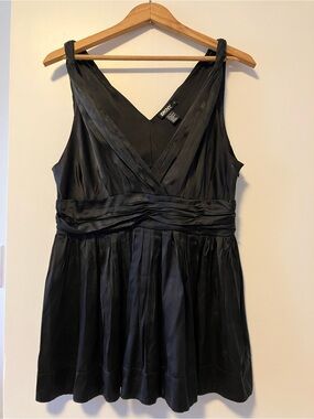 DKNY Black Sleeveless V-Neck Pleated Top 94 % Silk